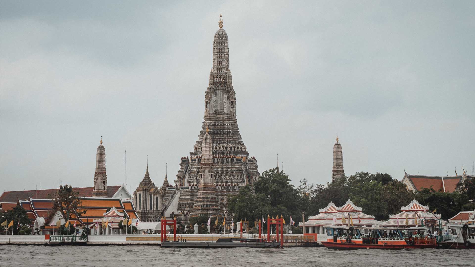 Vista del templo Wat Arun desde el rio