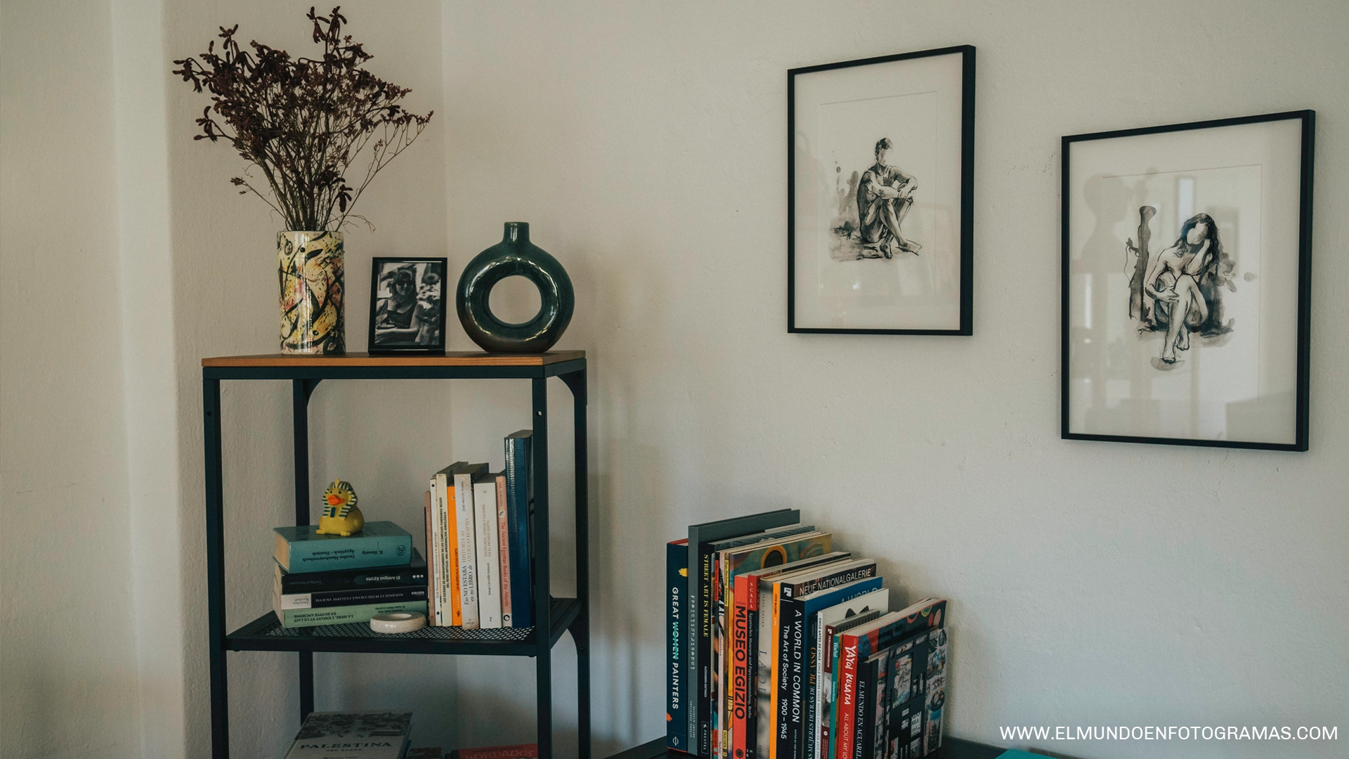 Foto detalle de libreria y cuadros de una casa