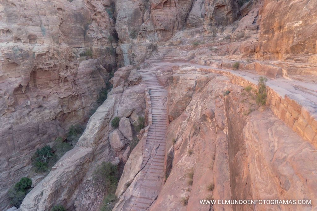 Escaleras-Petra-Jordania