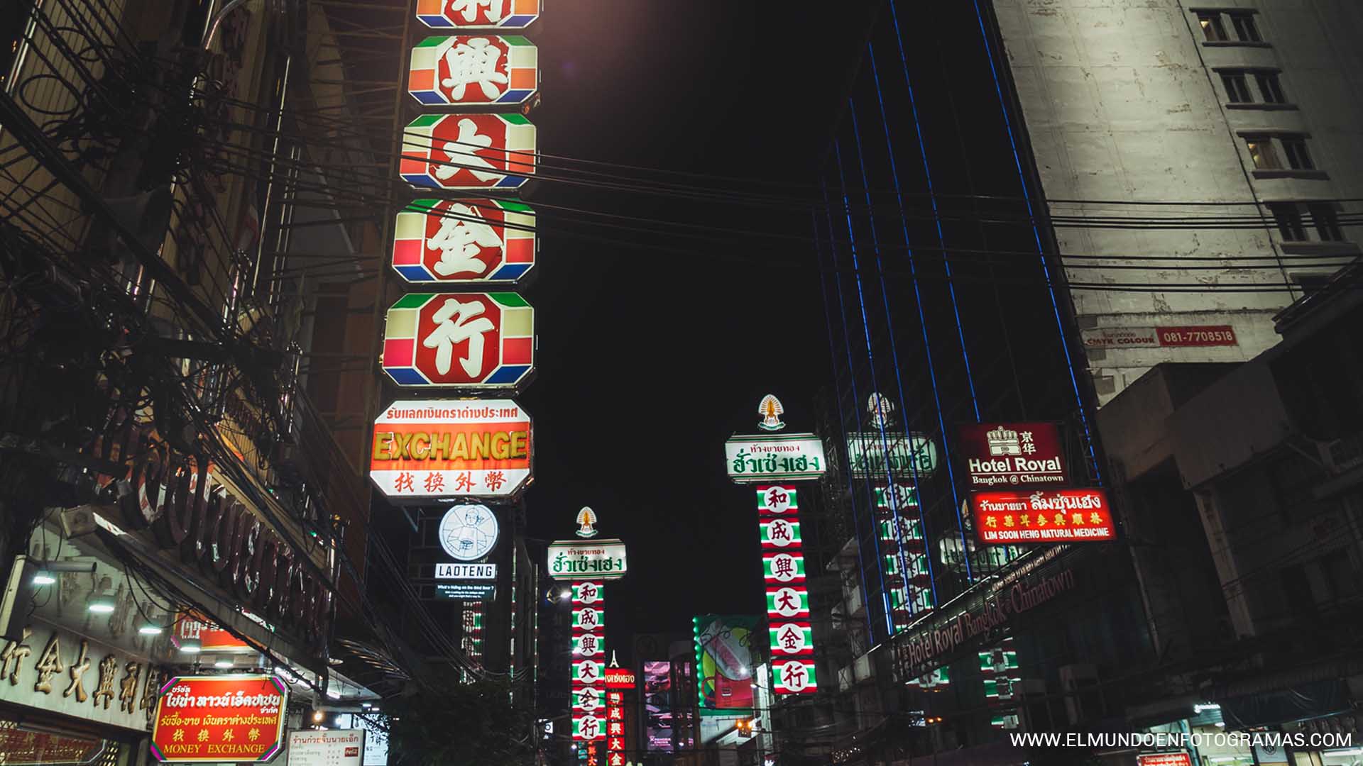 neones en una calle de Chinatown de noche