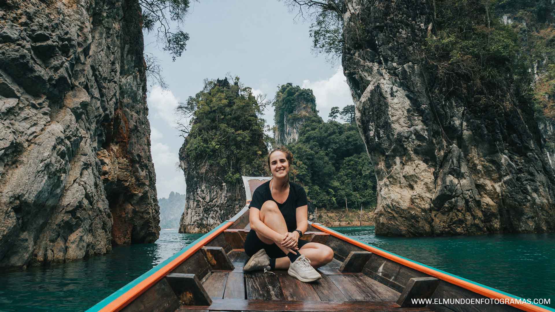 Persona sobre una canoa en el lago Cheow Lan