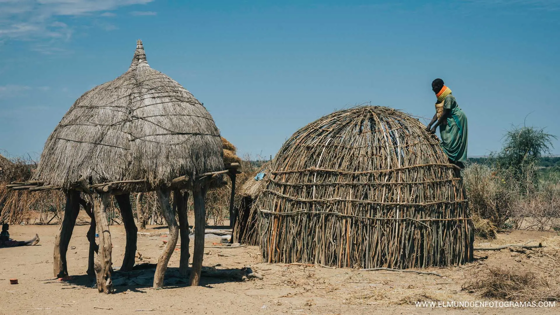 mujer-construyendo-casa-nyangathom