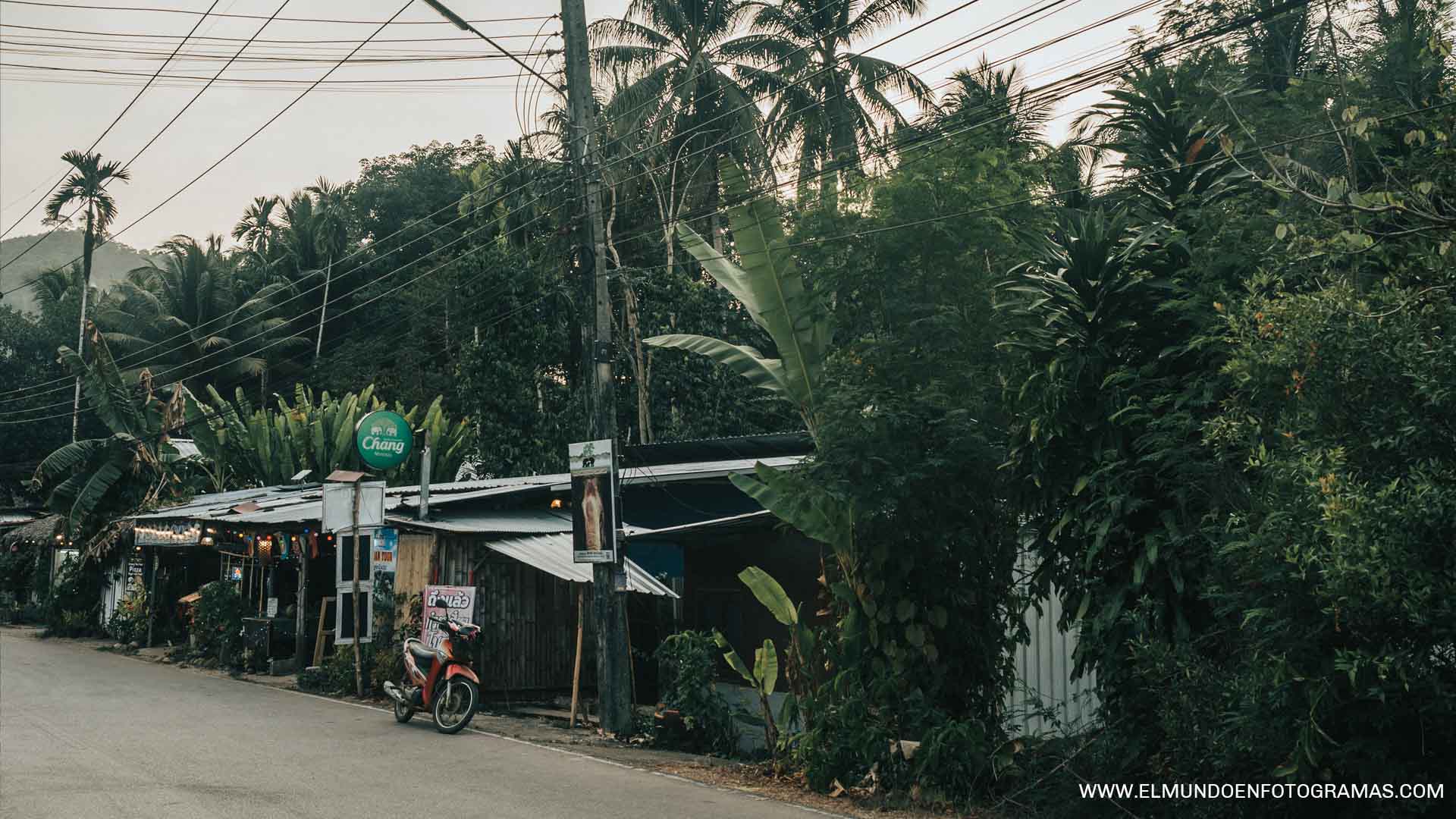 Calle principal del pueblo de Khao Sok